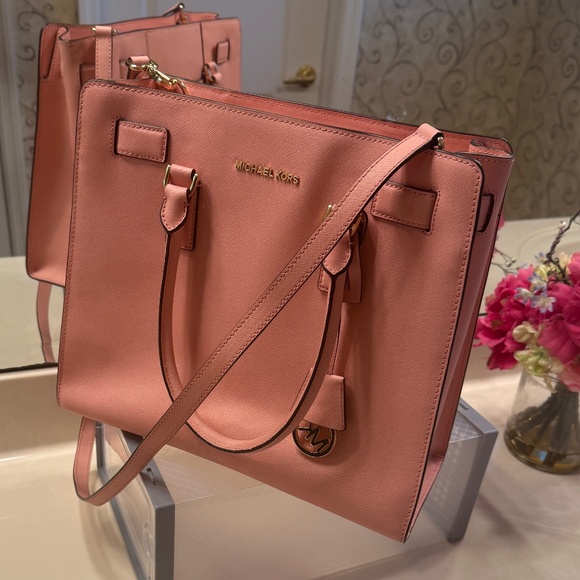 Michael Kors Large Dillon in Soft Pink - Picture 1 of 7
